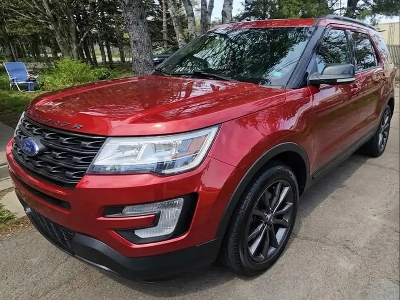 2017 Ford Explorer XLT, červená, 103 680 km, dovoz Kanada — foto 8 z 12