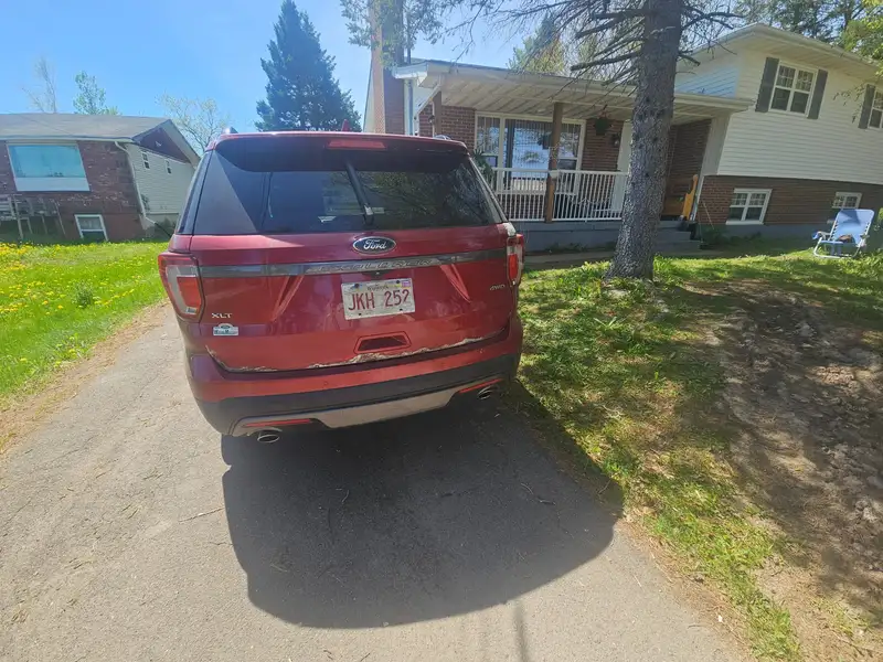 2017 Ford Explorer XLT, červená, 103 680 km, dovoz Kanada — foto 9 z 12
