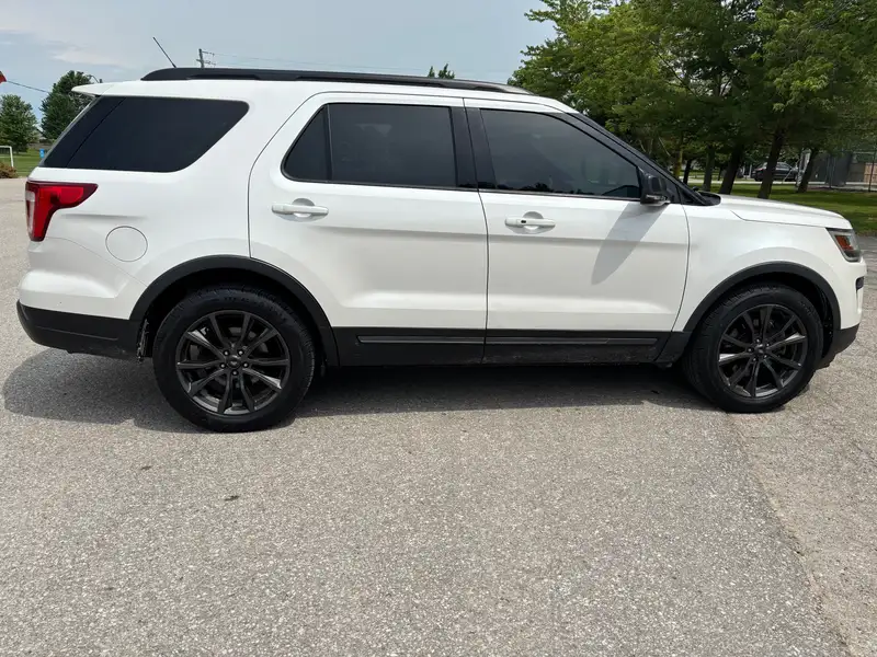 2018 Ford Explorer XLT, bílá, 204 878 km, dovoz Kanada — foto 2 z 7