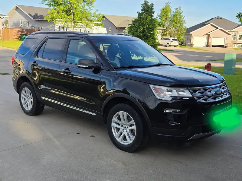 2019 Ford Explorer XLT, černá, 56 100 km, dovoz Kanada — foto 3 z 12