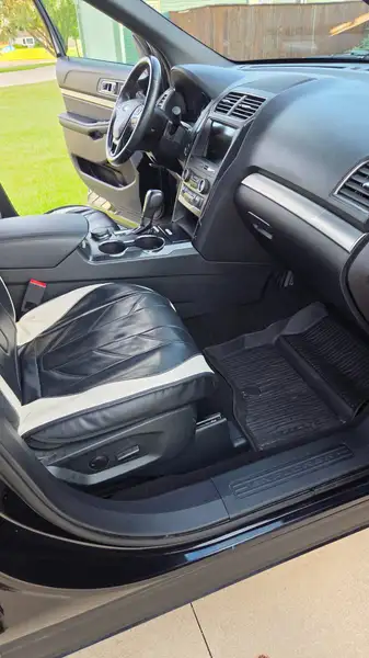 2019 Ford Explorer XLT, černá, 56 100 km, dovoz Kanada — foto 9 z 12