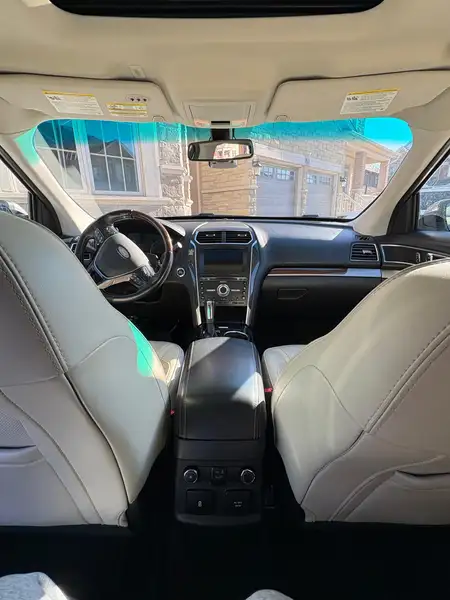 2017 Ford Explorer, bílá, 210 000 km, dovoz Kanada — foto 10 z 12