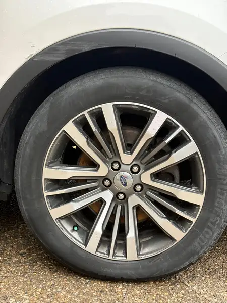 2017 Ford Explorer, bílá, 210 000 km, dovoz Kanada — foto 11 z 12