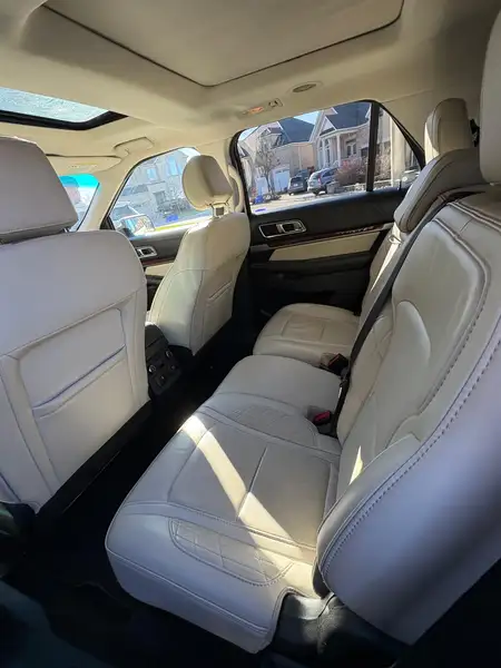 2017 Ford Explorer, bílá, 210 000 km, dovoz Kanada — foto 3 z 12
