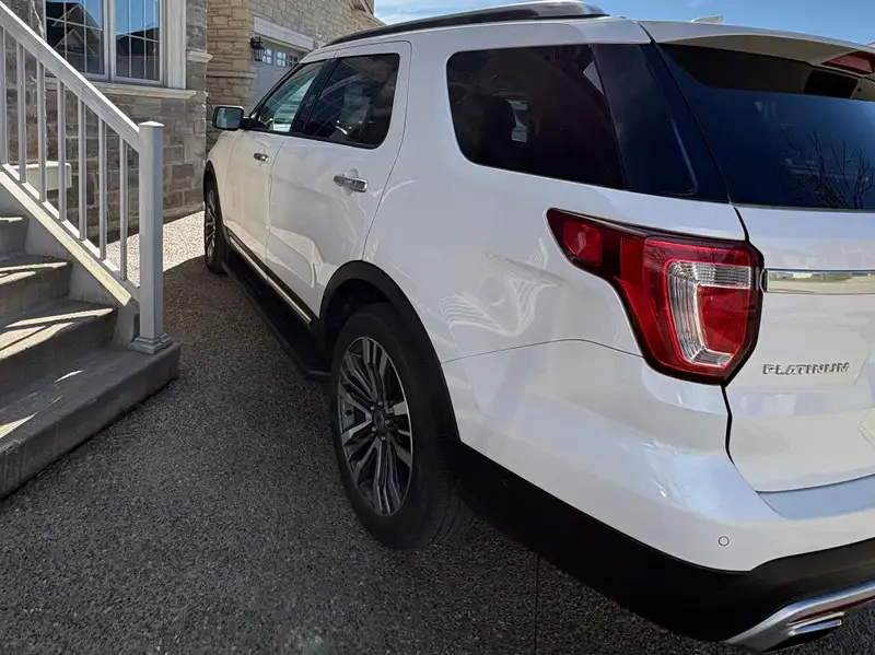 2017 Ford Explorer, bílá, 210 000 km, dovoz Kanada — foto 5 z 12