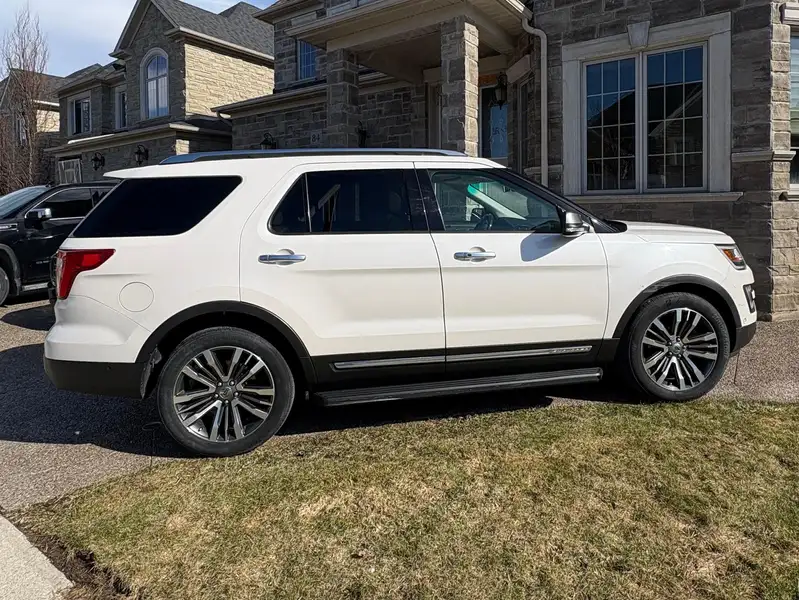 2017 Ford Explorer, bílá, 210 000 km, dovoz Kanada — foto 8 z 12