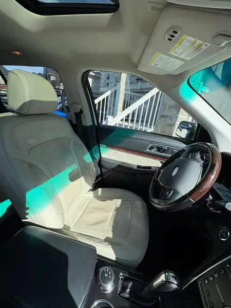 2017 Ford Explorer, bílá, 210 000 km, dovoz Kanada — foto 9 z 12