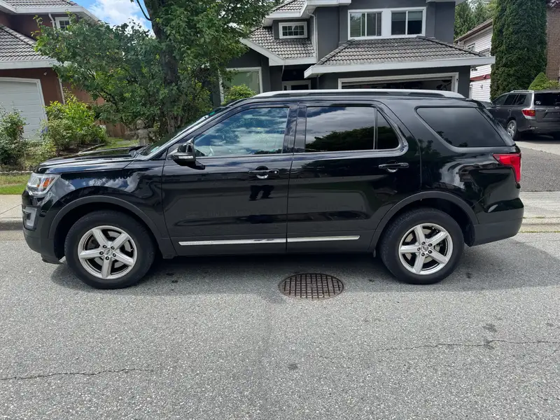 2017 Ford Explorer XLT, černá, 140 000 km, dovoz Kanada — foto 2 z 10