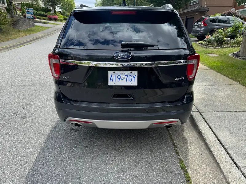2017 Ford Explorer XLT, černá, 140 000 km, dovoz Kanada — foto 3 z 10