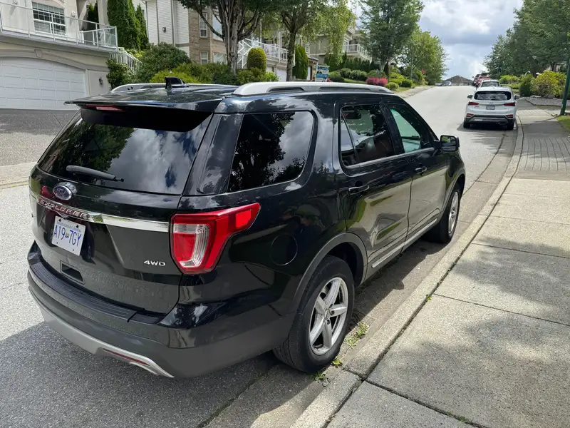 2017 Ford Explorer XLT, černá, 140 000 km, dovoz Kanada — foto 4 z 10