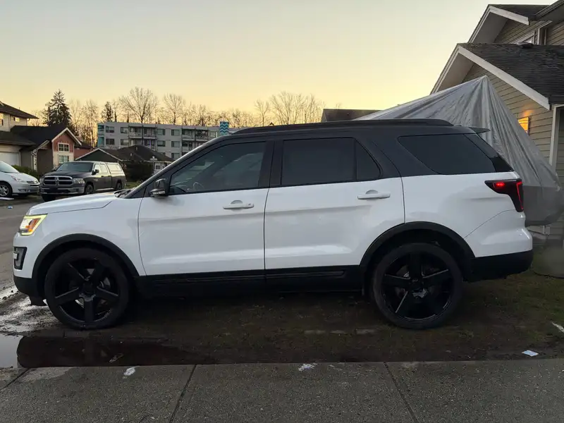 2016 Ford Explorer XLT, bílá, 134 030 km, dovoz Kanada — foto 1 z 12 2016 Ford Explorer XLT, bílá, 134 030 km, dovoz Kanada — foto 1 z 12