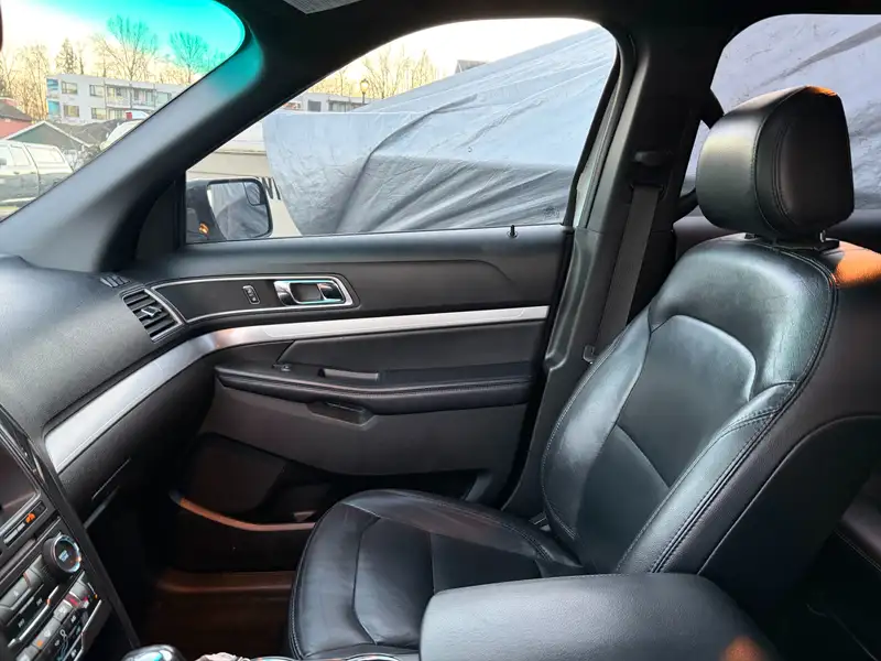 2016 Ford Explorer XLT, bílá, 134 030 km, dovoz Kanada — foto 10 z 12