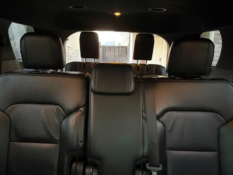 2016 Ford Explorer XLT, bílá, 134 030 km, dovoz Kanada — foto 11 z 12