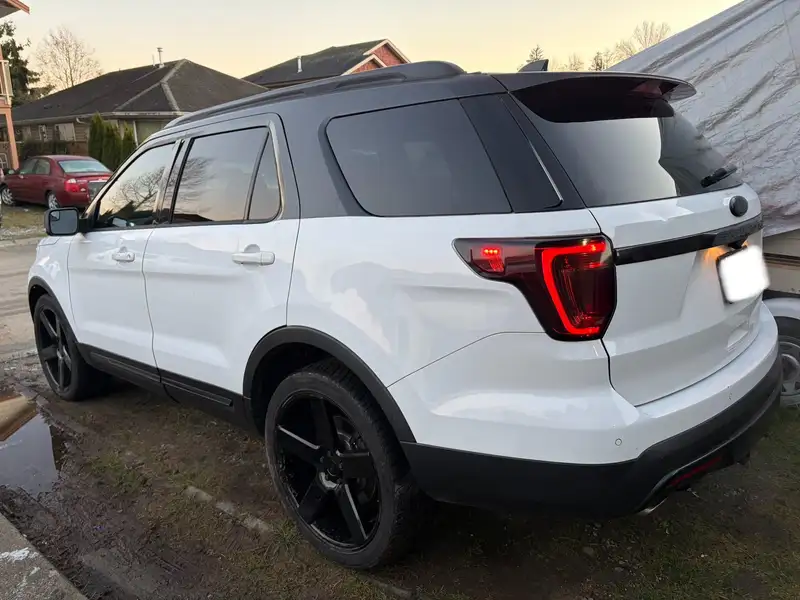2016 Ford Explorer XLT, bílá, 134 030 km, dovoz Kanada — foto 4 z 12