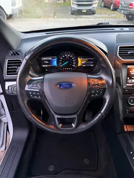 2016 Ford Explorer XLT, bílá, 134 030 km, dovoz Kanada — foto 5 z 12