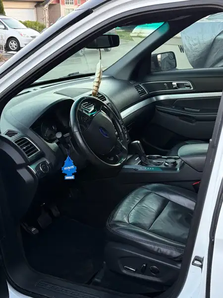 2016 Ford Explorer XLT, bílá, 134 030 km, dovoz Kanada — foto 9 z 12