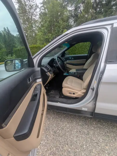 2016 Ford Explorer Base, stříbrná, 214 000 km, dovoz Kanada — foto 10 z 12