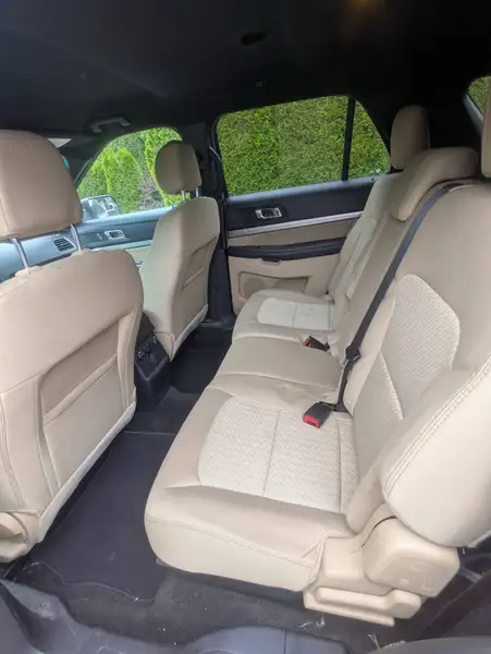 2016 Ford Explorer Base, stříbrná, 214 000 km, dovoz Kanada — foto 11 z 12