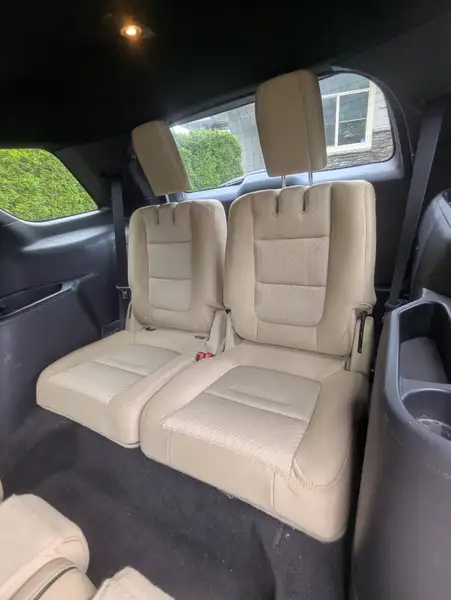 2016 Ford Explorer Base, stříbrná, 214 000 km, dovoz Kanada — foto 12 z 12