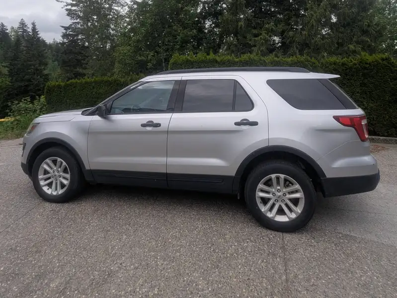 2016 Ford Explorer Base, stříbrná, 214 000 km, dovoz Kanada — foto 2 z 12