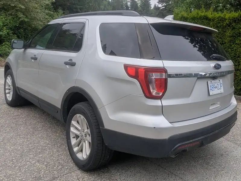2016 Ford Explorer Base, stříbrná, 214 000 km, dovoz Kanada — foto 3 z 12