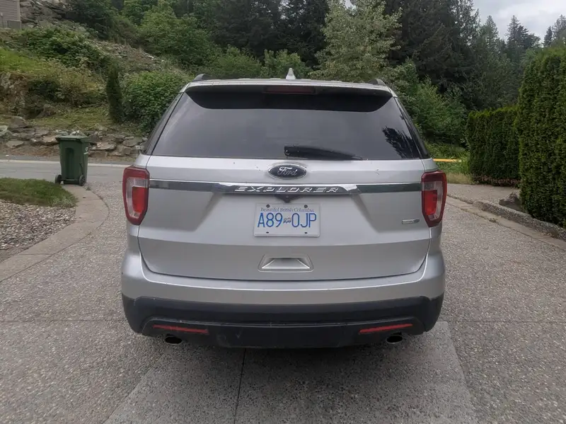 2016 Ford Explorer Base, stříbrná, 214 000 km, dovoz Kanada — foto 4 z 12