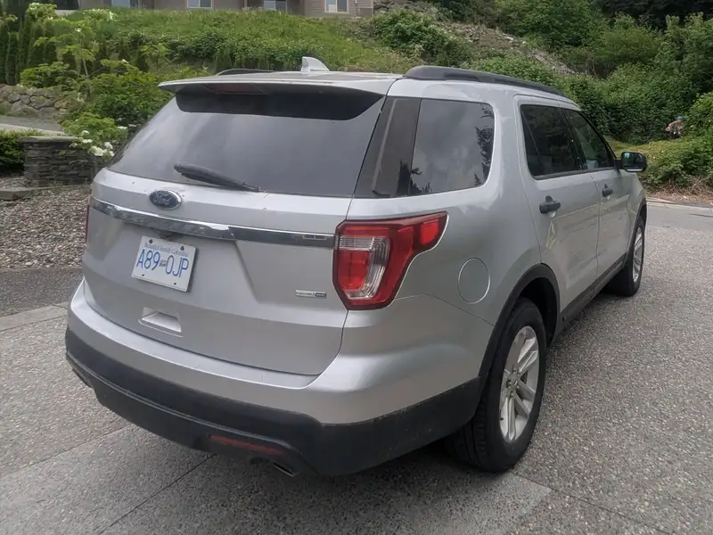 2016 Ford Explorer Base, stříbrná, 214 000 km, dovoz Kanada — foto 5 z 12