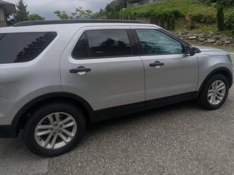 2016 Ford Explorer Base, stříbrná, 214 000 km, dovoz Kanada — foto 6 z 12