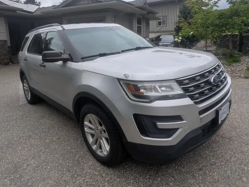 2016 Ford Explorer Base, stříbrná, 214 000 km, dovoz Kanada — foto 7 z 12