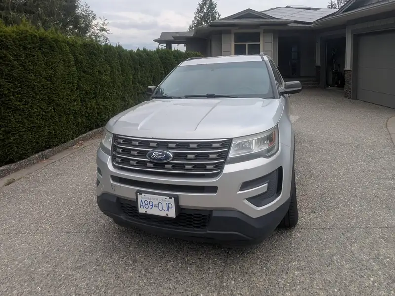 2016 Ford Explorer Base, stříbrná, 214 000 km, dovoz Kanada — foto 8 z 12