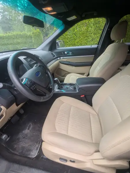 2016 Ford Explorer Base, stříbrná, 214 000 km, dovoz Kanada — foto 9 z 12