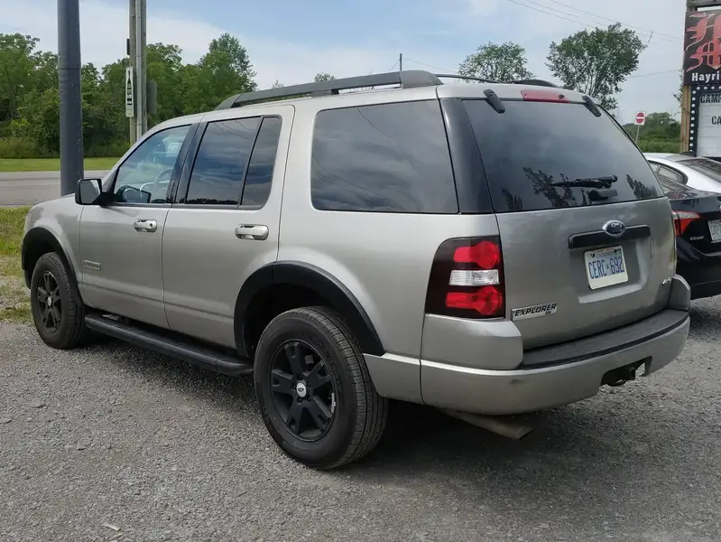 2008 Ford Explorer XLT, šedá, 264 879 km, dovoz Kanada — foto 2 z 9