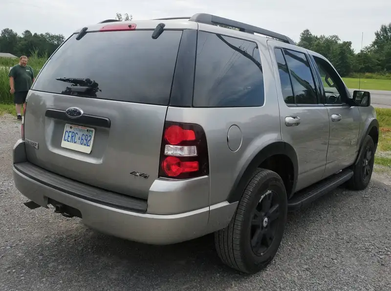 2008 Ford Explorer XLT, šedá, 264 879 km, dovoz Kanada — foto 3 z 9