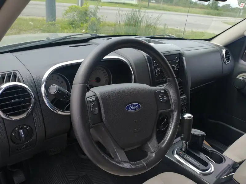2008 Ford Explorer XLT, šedá, 264 879 km, dovoz Kanada — foto 4 z 9