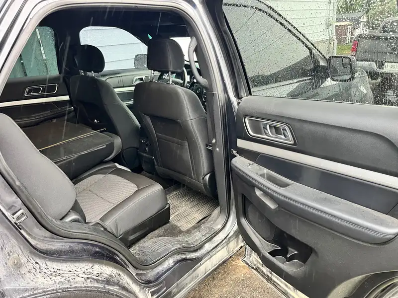 2017 Ford Explorer XLT, modrá, 175 000 km, dovoz Kanada — foto 10 z 12