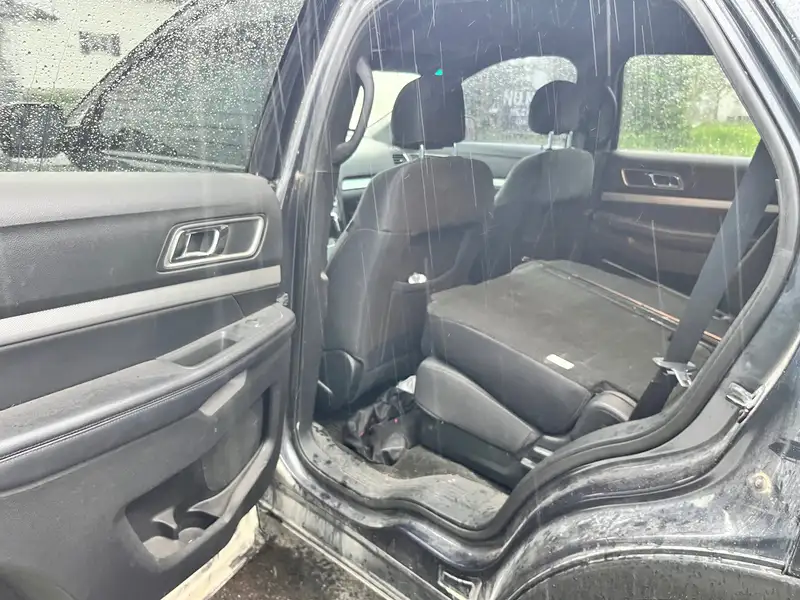 2017 Ford Explorer XLT, modrá, 175 000 km, dovoz Kanada — foto 11 z 12