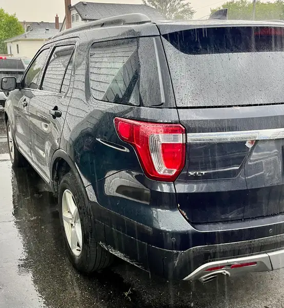 2017 Ford Explorer XLT, modrá, 175 000 km, dovoz Kanada — foto 2 z 12