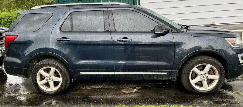 2017 Ford Explorer XLT, modrá, 175 000 km, dovoz Kanada — foto 4 z 12