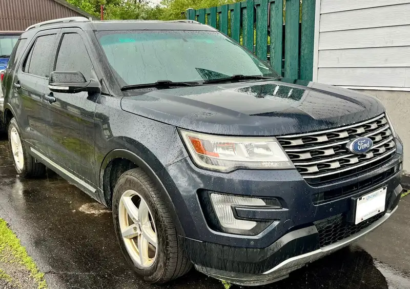 2017 Ford Explorer XLT, modrá, 175 000 km, dovoz Kanada — foto 5 z 12