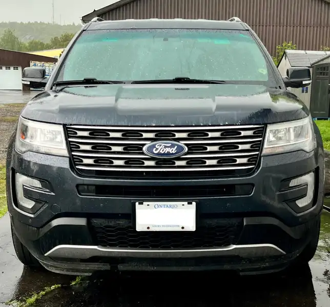 2017 Ford Explorer XLT, modrá, 175 000 km, dovoz Kanada — foto 6 z 12