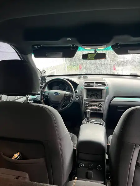 2017 Ford Explorer XLT, modrá, 175 000 km, dovoz Kanada — foto 7 z 12