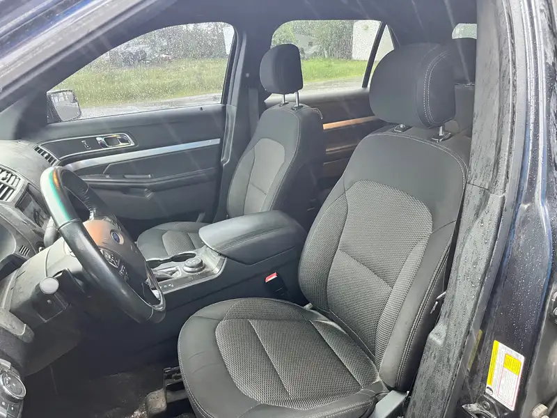 2017 Ford Explorer XLT, modrá, 175 000 km, dovoz Kanada — foto 8 z 12