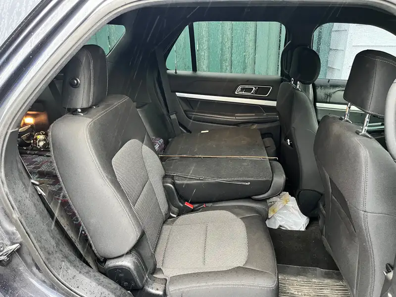 2017 Ford Explorer XLT, modrá, 175 000 km, dovoz Kanada — foto 9 z 12