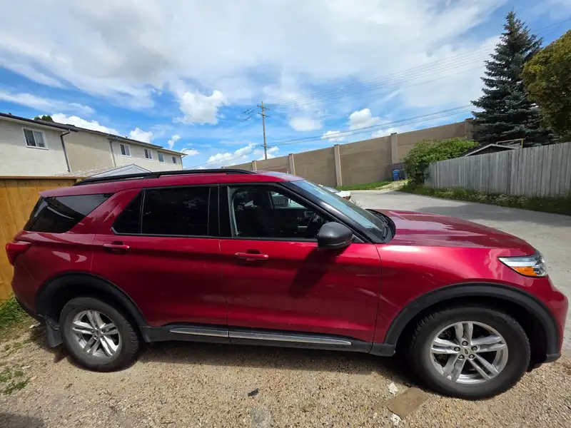 2020 Ford Explorer XLT, červená, 134 000 km, dovoz Kanada — foto 2 z 9