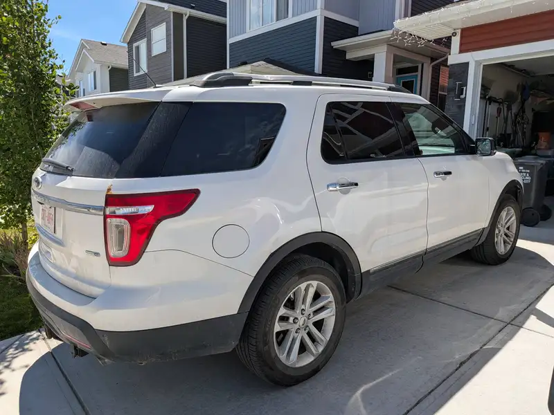 2014 Ford Explorer XLT, bílá, 291 234 km, dovoz Kanada — foto 2 z 4