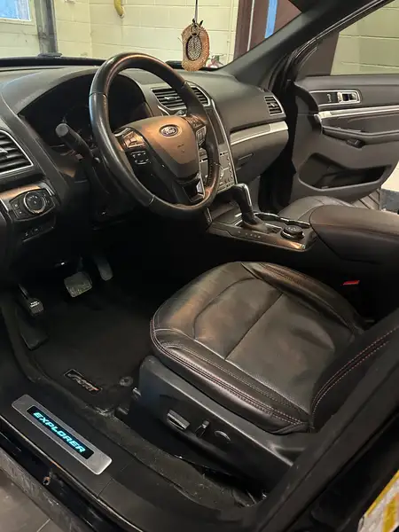 2017 Ford Explorer, černá, 190 000 km, dovoz Kanada — foto 3 z 8