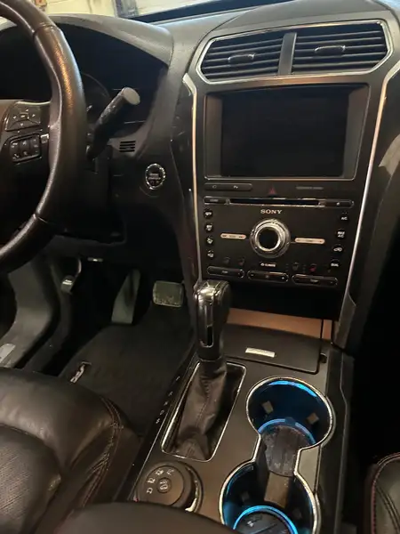 2017 Ford Explorer, černá, 190 000 km, dovoz Kanada — foto 4 z 8