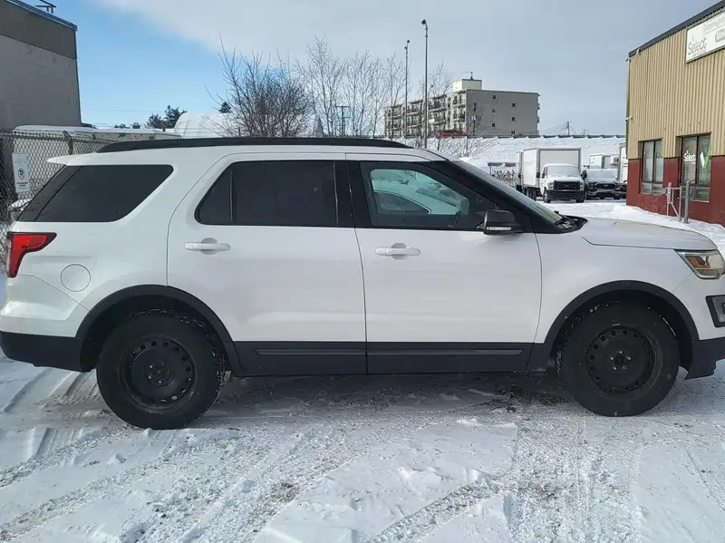 2017 Ford Explorer, bílá, 155 000 km, dovoz Kanada — foto 11 z 12