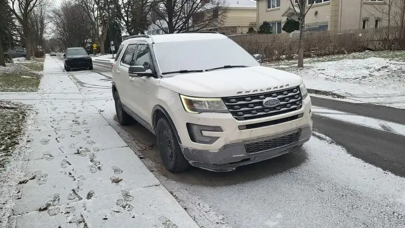 2017 Ford Explorer, bílá, 155 000 km, dovoz Kanada — foto 2 z 12