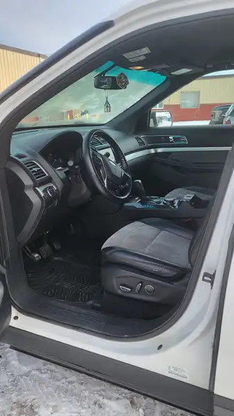 2017 Ford Explorer, bílá, 155 000 km, dovoz Kanada — foto 3 z 12